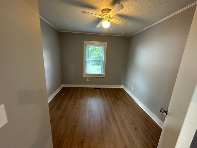 Building Photo - Charming 2-Bedroom Home for Rent in Burlin...