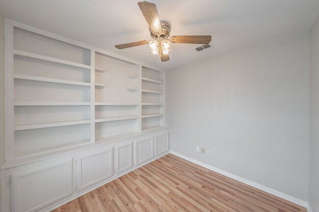 Building Photo - Updated home in Arlington Heights!