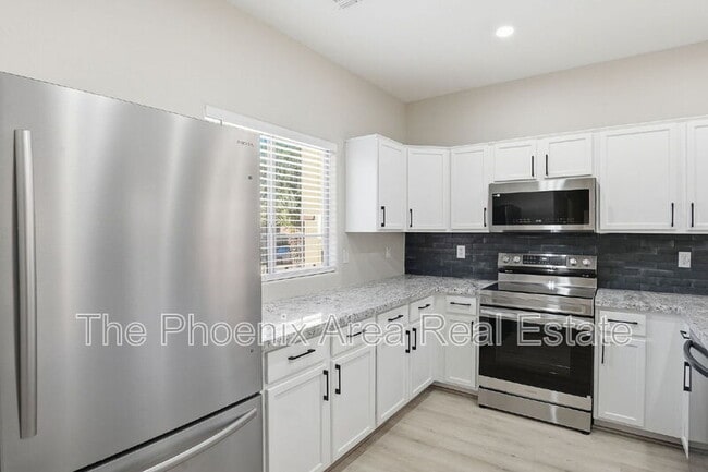 Building Photo - 554 E San Carlos Way