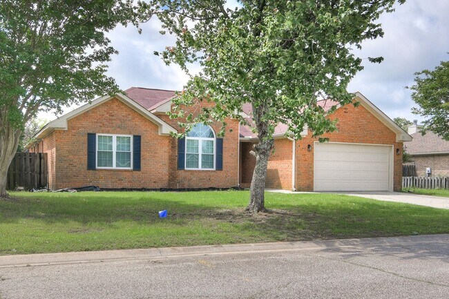 Building Photo - 4 Bedroom Ranch