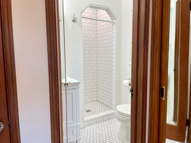 Primary Bathroom - 3015 Locust St