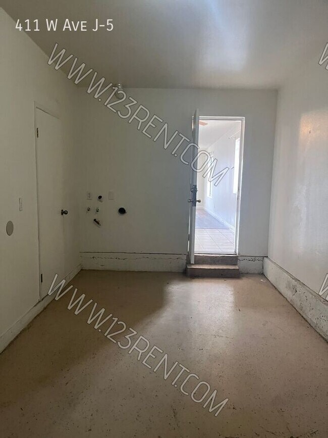 Building Photo - 411 W Ave J-5