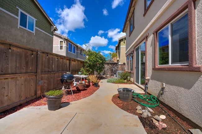 Building Photo - 1175 Dartmouth Cir