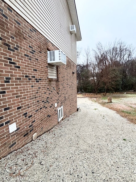 Building Photo - 626 Middle St