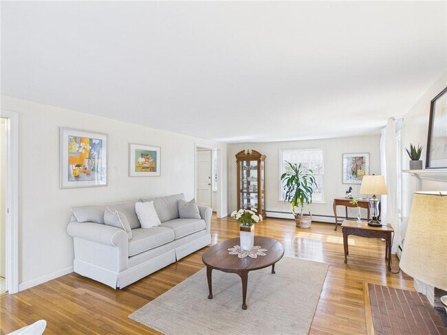 Building Photo - 449 Love Ln