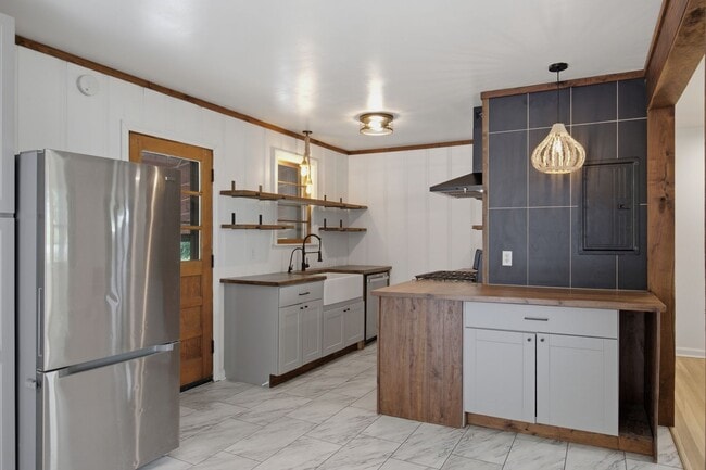 Building Photo - Donelson mid-mod ranch with full unfinished basement workshop, large yard, 3 BR 1 Bath, 20 minute...