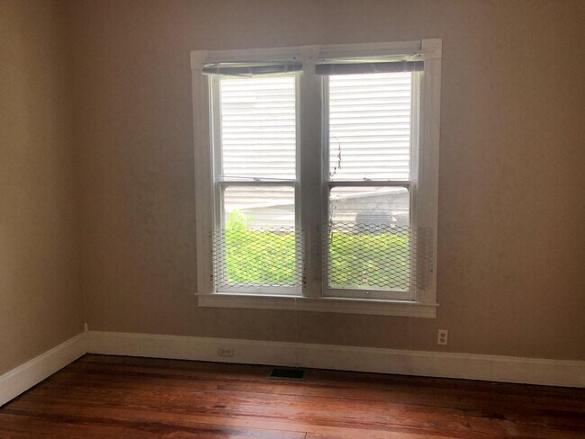 Building Photo - UK STUDENTS WELCOME! 5 Bedrooms, 2 Full Baths. UK CAMPUS ON WOODLAND AVE!