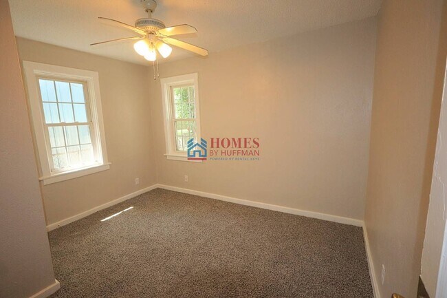 Building Photo - Three bedroom House | Two Bathroom