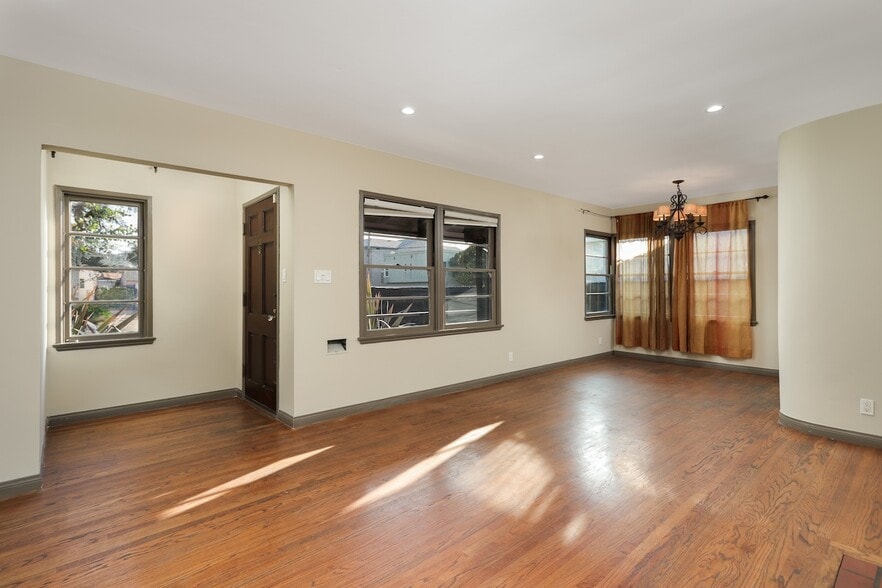 Building Photo - 2587 S Westgate Ave