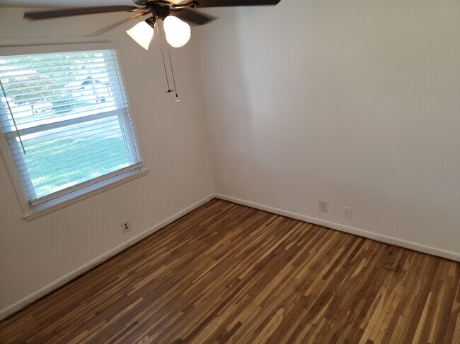 Building Photo - 114 Maureen Dr