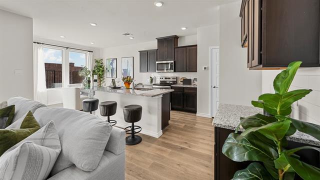 Building Photo - 740 Thorn Crk Dr