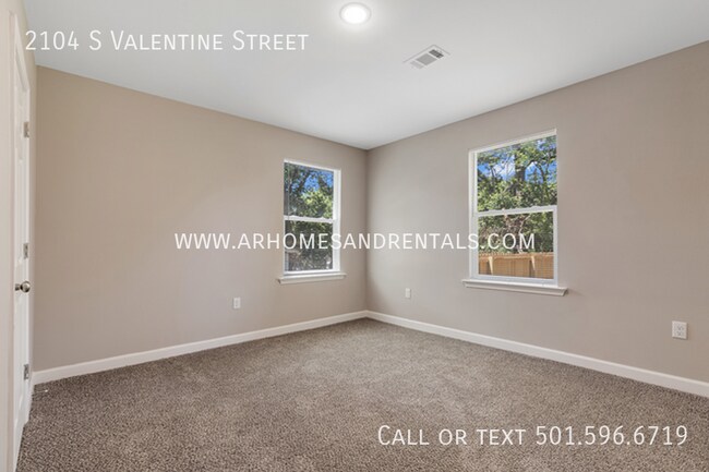 Building Photo - 2104 S Valentine St