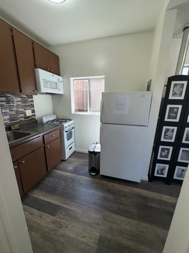 Kitchen - 2265 Ewing St