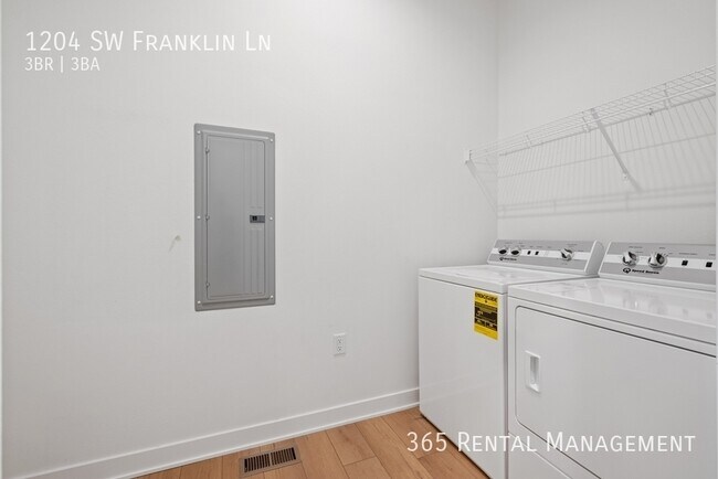 Building Photo - 1204 SW Franklin Dr