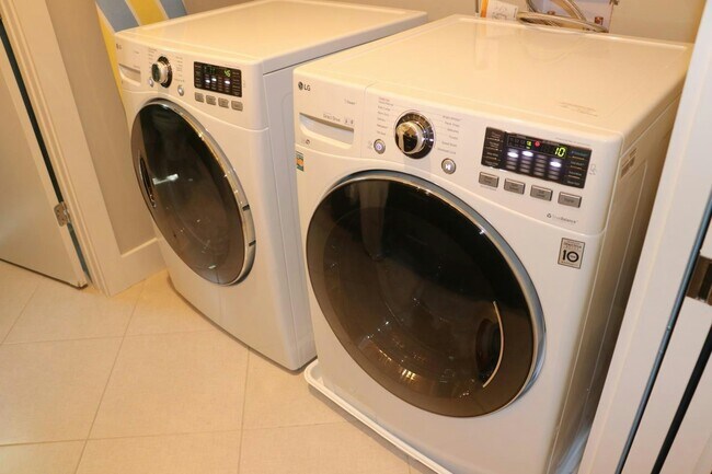 Building Photo - 929 13th Ave S