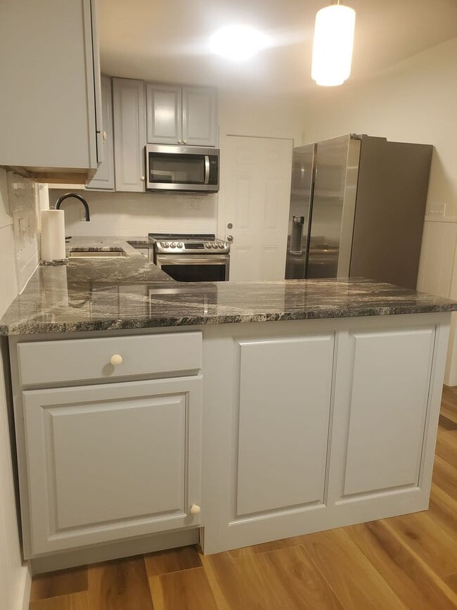 Building Photo - Newly Renovated 3 bedroom Single Family Ho...