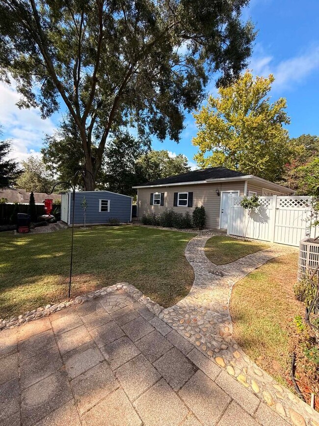 Building Photo - 300 E Kingswood Dr