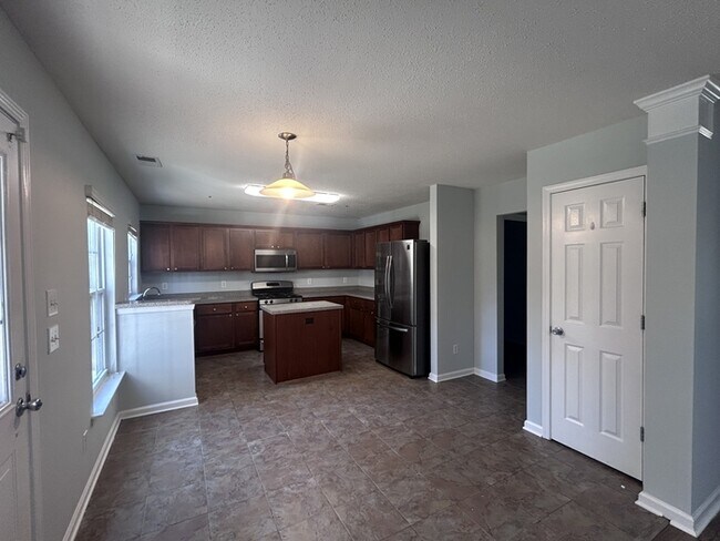 Building Photo - Large 3 bedroom 2 living room house w comm Pool!
