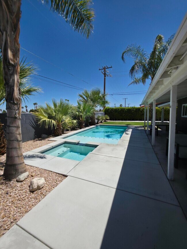 Building Photo - 2190 N Whitewater Club Dr
