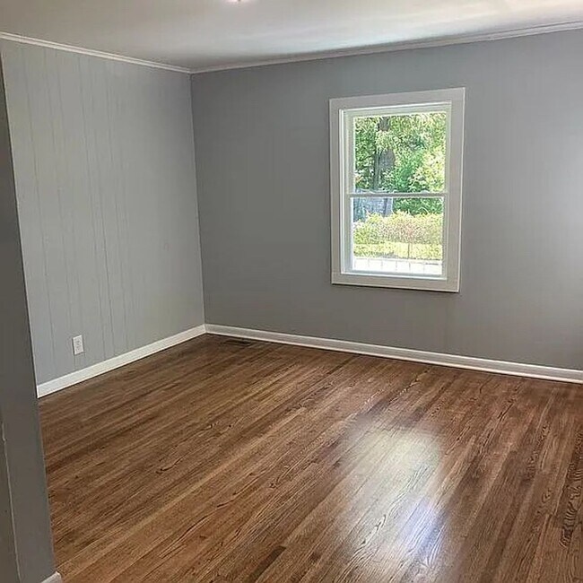 Building Photo - Peaceful home in Forest Acres!