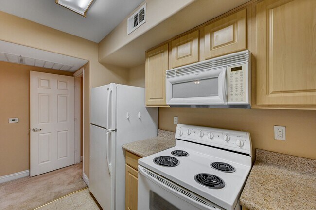 Building Photo - 8000 W Badura Ave