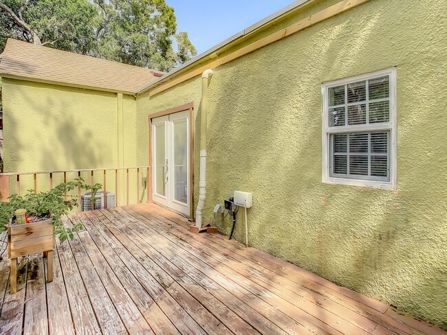 Building Photo - Charming Three bedroom one bath with huge ...