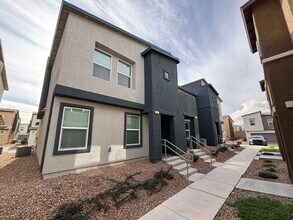 Building Photo - Gorgeous 3Bed/2.5Bath/2Car Townhome located in Southwest Las Vegas- Make the Move for Less: $300 ...