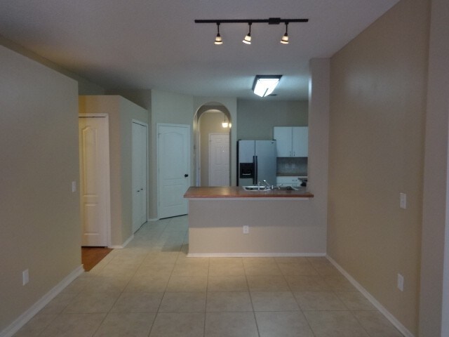 Building Photo - 523 Royal Ridge St