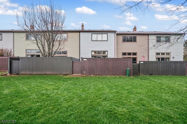 Building Photo - 424 Tall Oak Ln