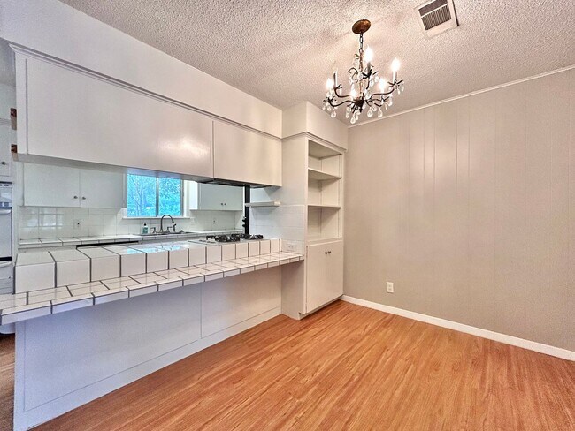 Building Photo - 3 Bed, 2 Bath Home – Fully Equipped & Move-In Ready!