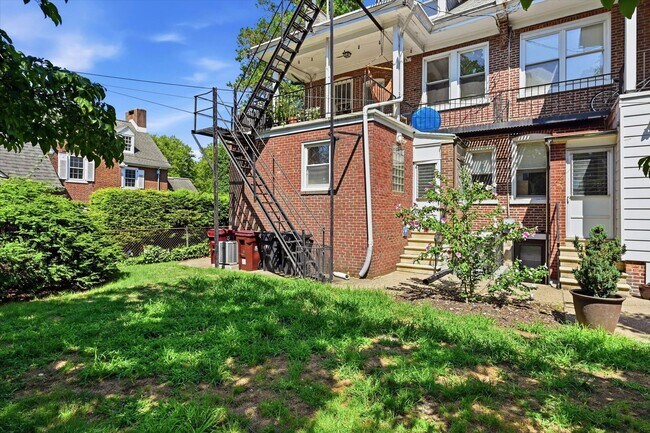 Building Photo - 1800 N Monroe St