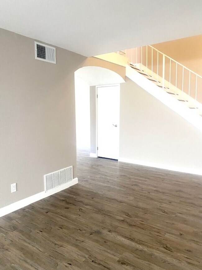 Building Photo - Spacious home/townhome in wonderful neighb...