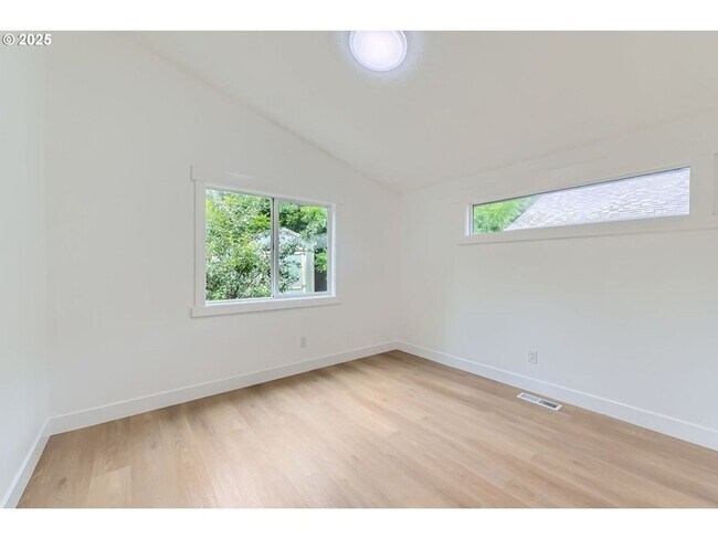 Building Photo - Charming One - Level