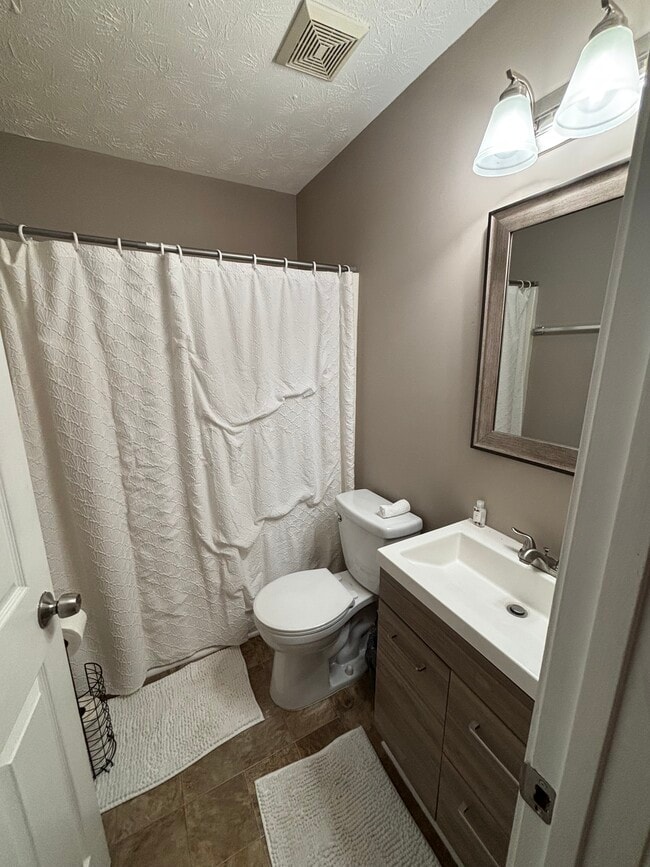 Building Photo - 608 Lakeview Dr