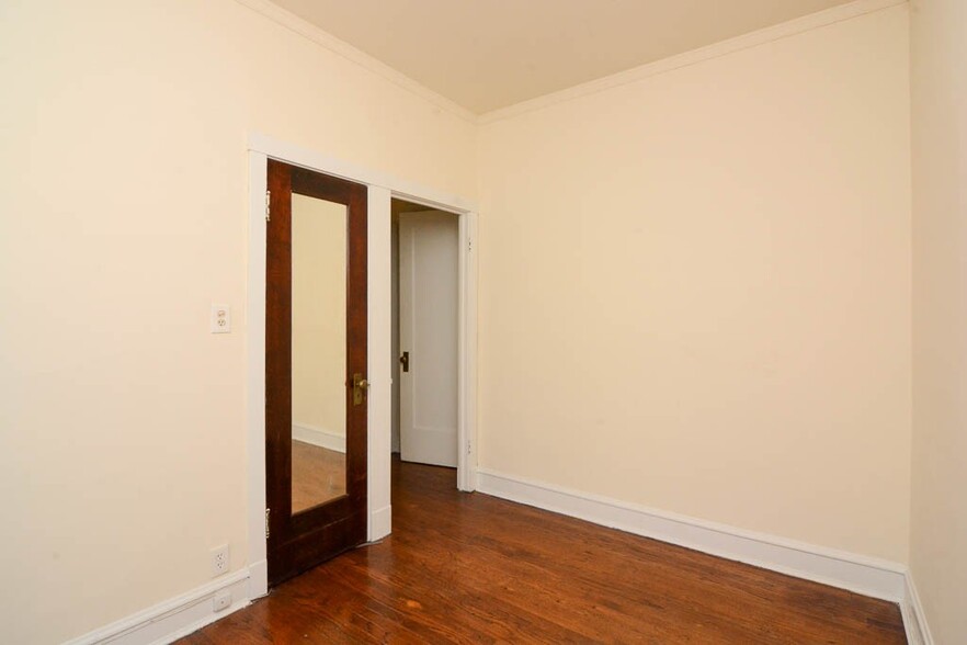 Building Photo - 2428 N Sawyer Ave