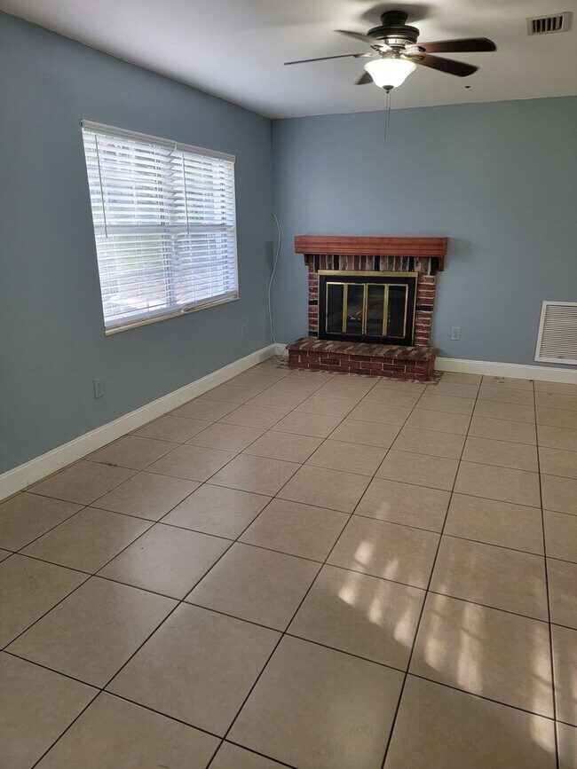 Building Photo - 3738 S Apopka Ave