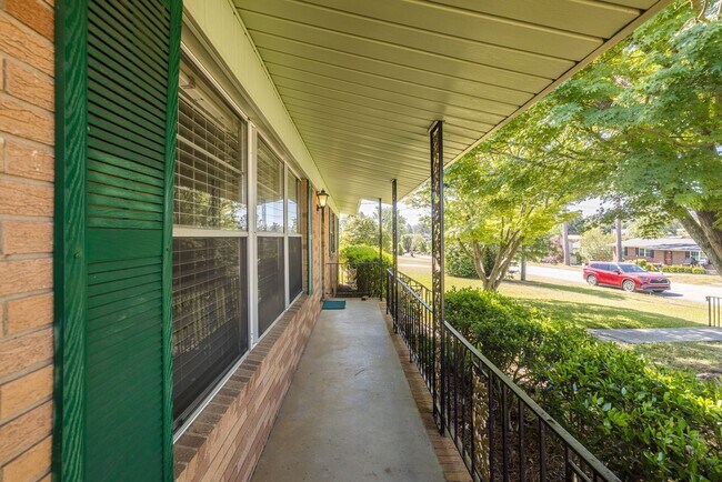 Building Photo - 240 Maywood Dr