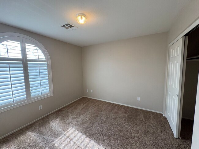 Building Photo - Beautiful 4 Bedroom Home in Mountains Edge!