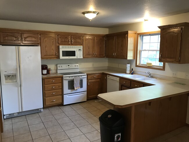 1915 S Pine St - 1915 S Pine St Pittsburg KS 66762 | Apartment Finder