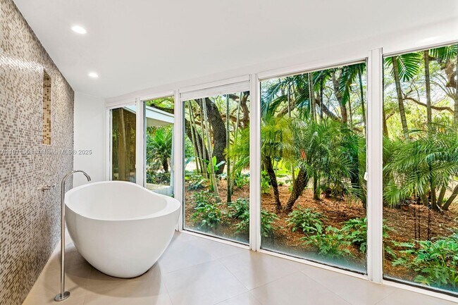 Building Photo - 11015 Lakeside Dr