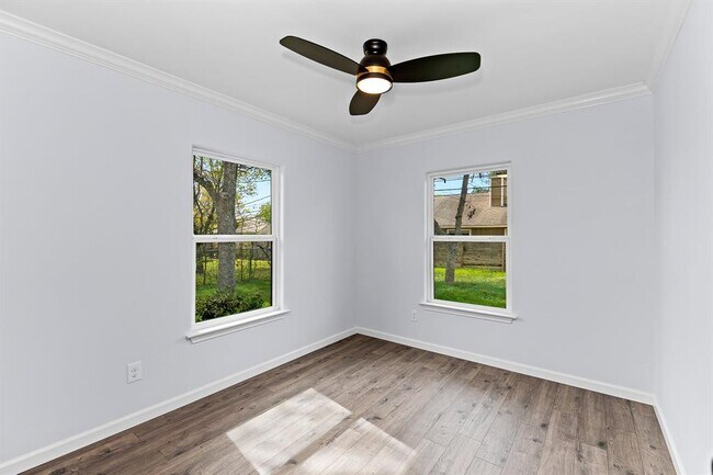 Building Photo - 1307 Yorkshire Dr