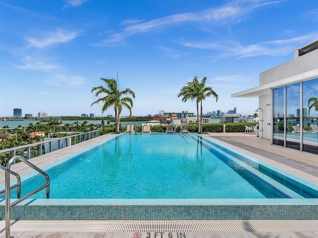 Building Photo - 9940 W Bay Harbor Dr