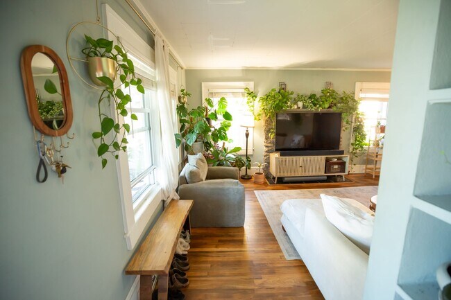 Building Photo - Central AVL - Beautifully Kept Older Home ...