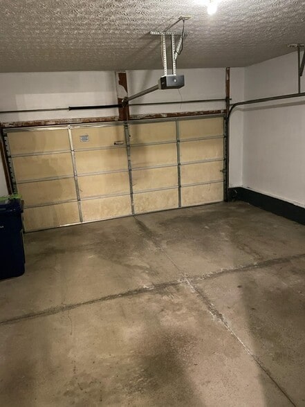 Garage - 592 Hilltop Ter