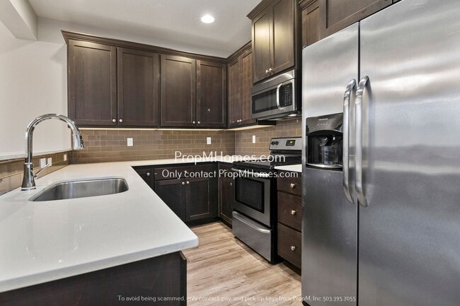 Building Photo - Terrific Milwaukie Three Bedroom Townhome - Close to Providence!