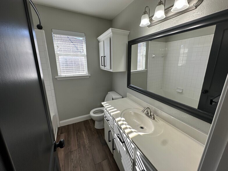 Building Photo - 13 Woodgate Dr