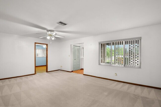 Building Photo - Home For Rent in St Petersburg!