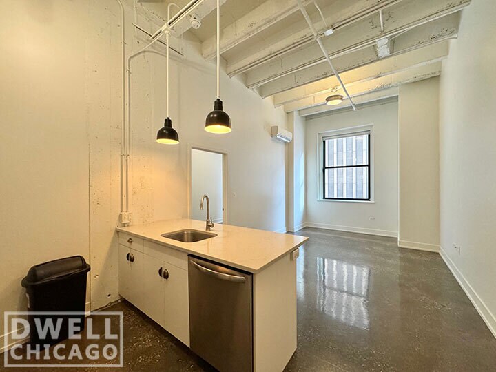 Building Photo - 20 E Adams St