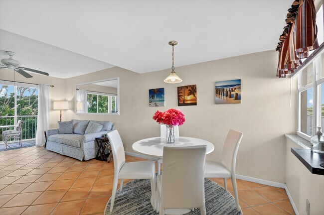 Building Photo - 1810 New Palm Way