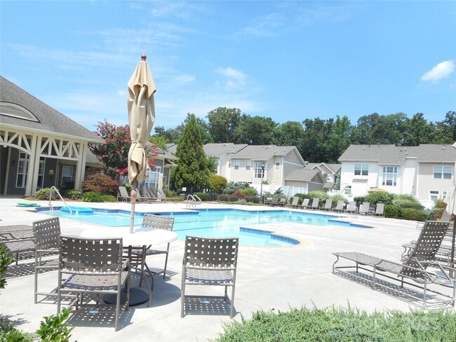 Building Photo - 2605 Silverthorn Dr